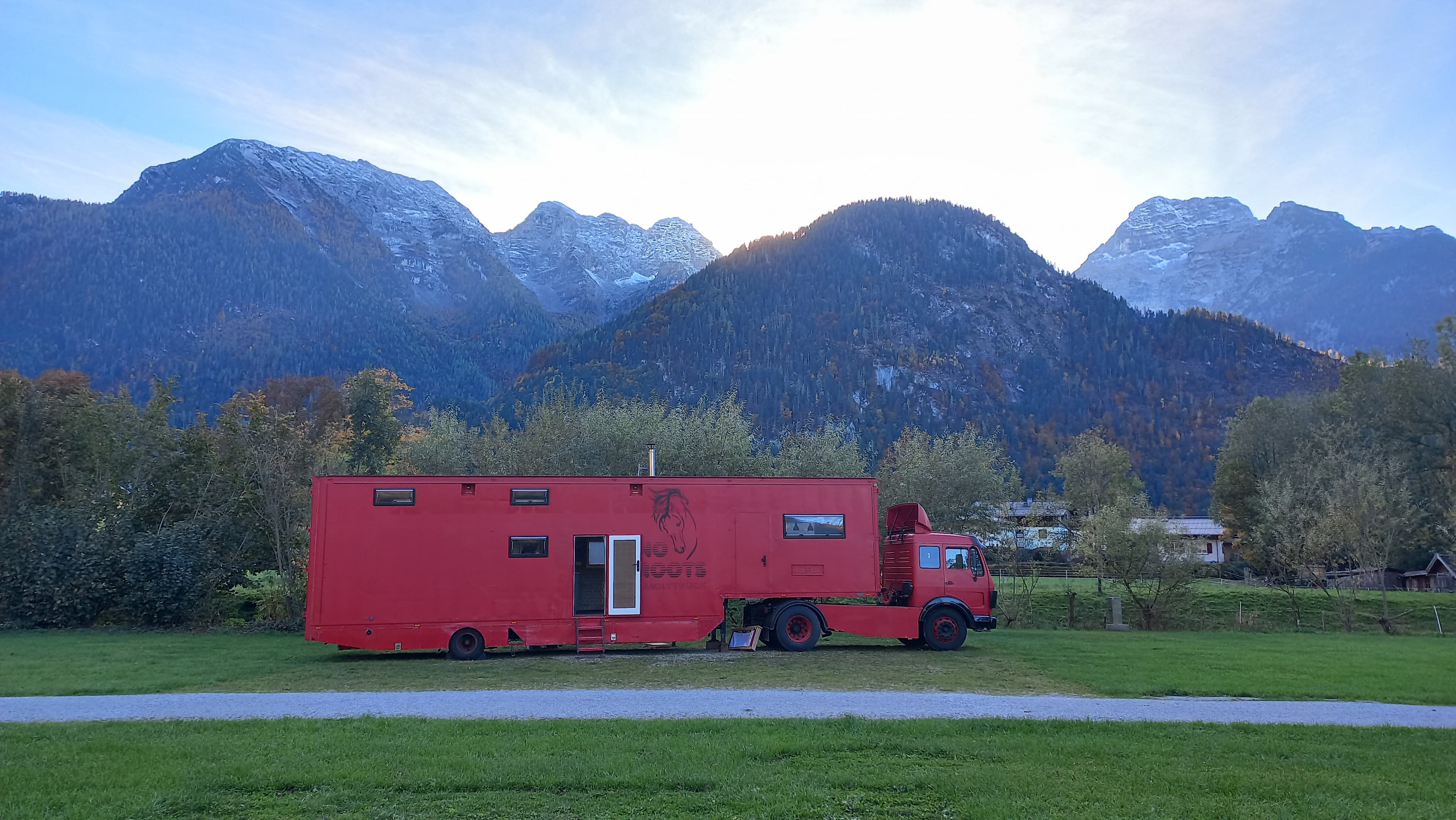 NO ROOTS FAMILY TRUCK Außenansicht